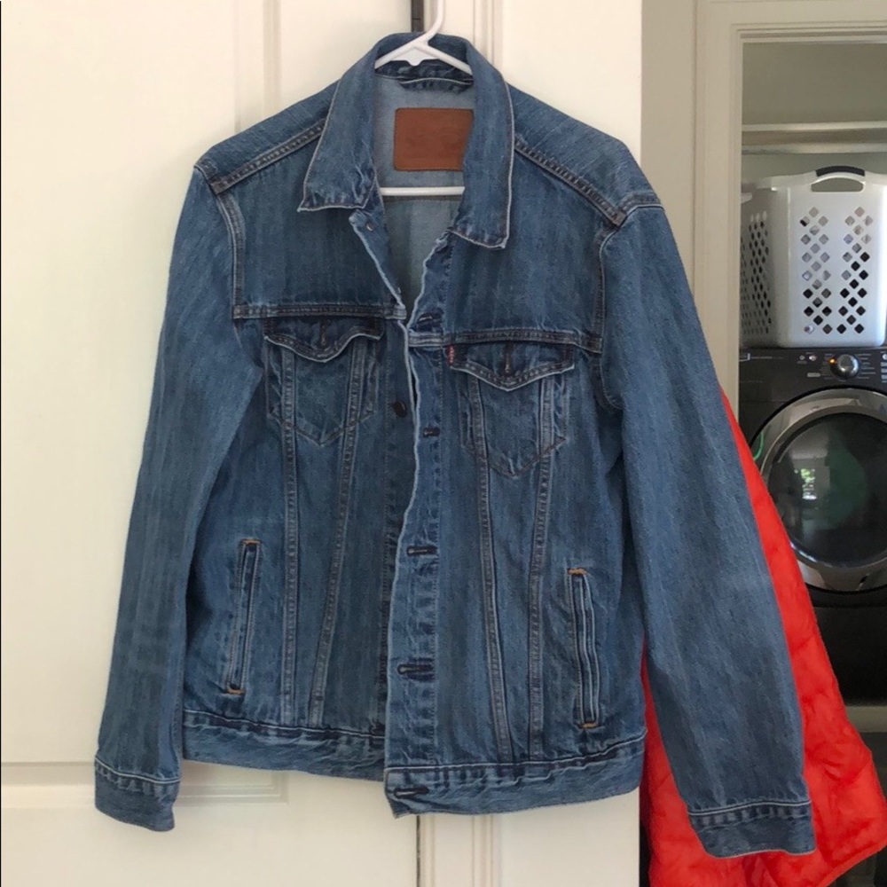 Levi’s Denim Trucker jacket sz L, fits woman M-L